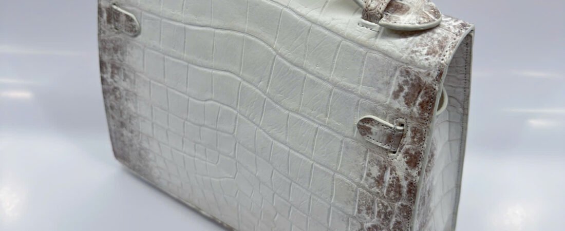 Sức Mạnh Kích Hoạt Tài Lộc Từ Túi Xách Cá Sấu Đỏ Quyền Lực