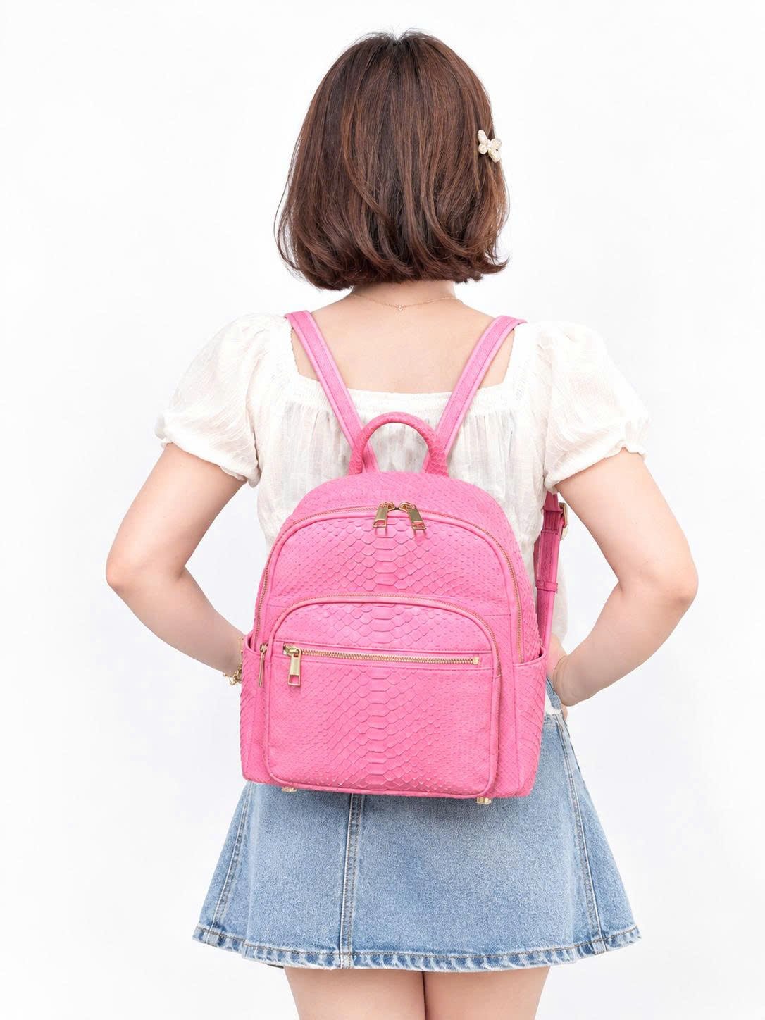 Mặt sau balo da trăn màu hồng sakura hiển thị đường vảy sống lưng đối xứng tinh xảo