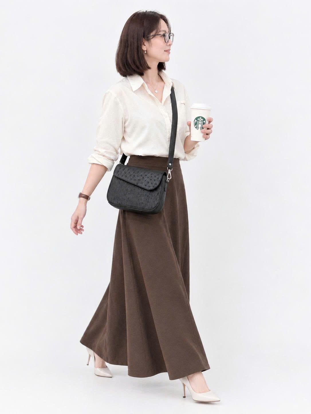 Quý cô công sở phối đồ thanh lịch cùng túi đeo chéo nắp gập da đà điểu màu đen cao cấp