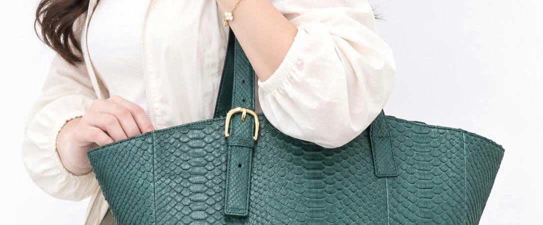 Túi Tote Da Trăn Cỡ Lớn Màu Xanh Lục Bảo: Đỉnh Cao Tiện Ích & Phong Thái Quyền Lực Của Nữ Lãnh Đạo